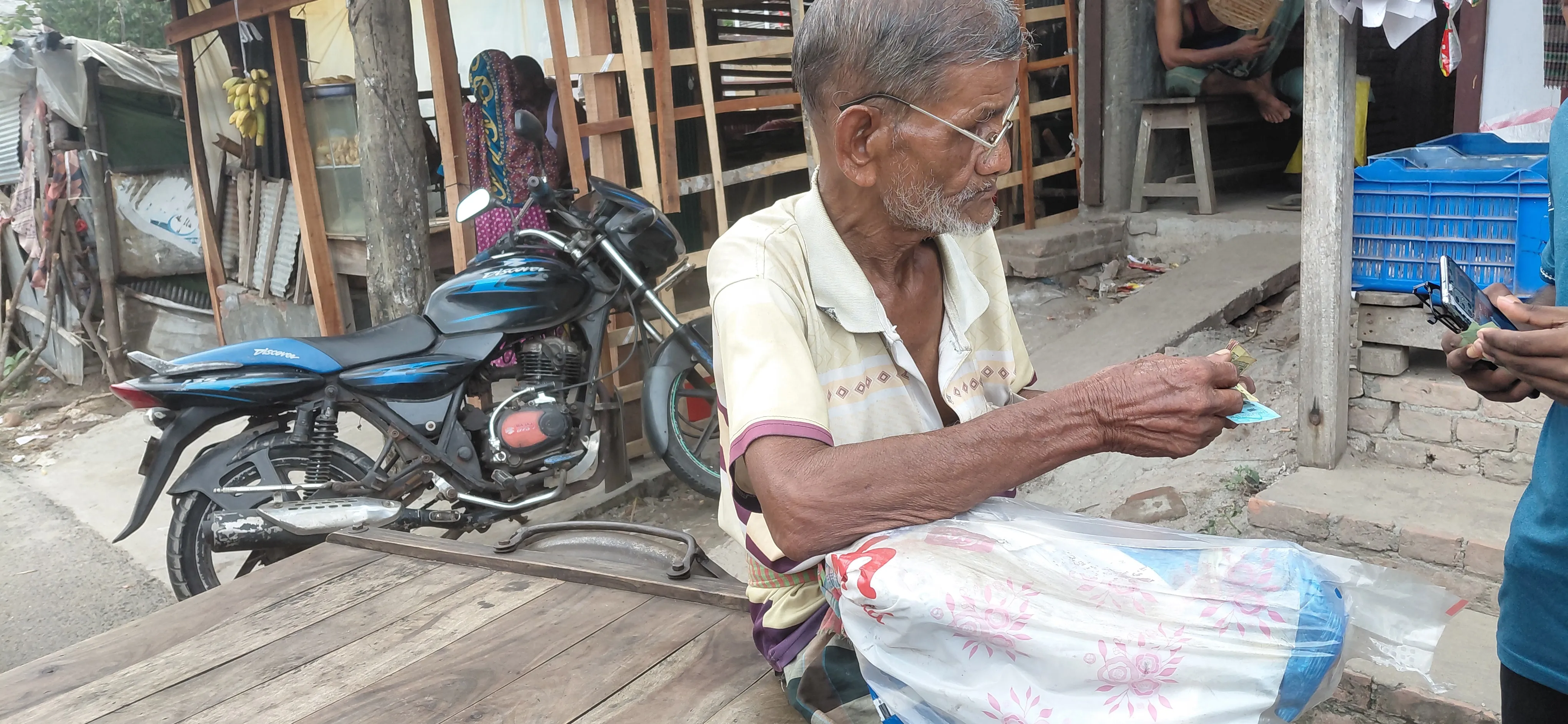 হার না মানা এক যোদ্ধা: ৭৮ বছর বয়সেও ভ্যানের হ্যান্ডেলে ‘স্বাবলম্বী’ হওয়ার গল্প