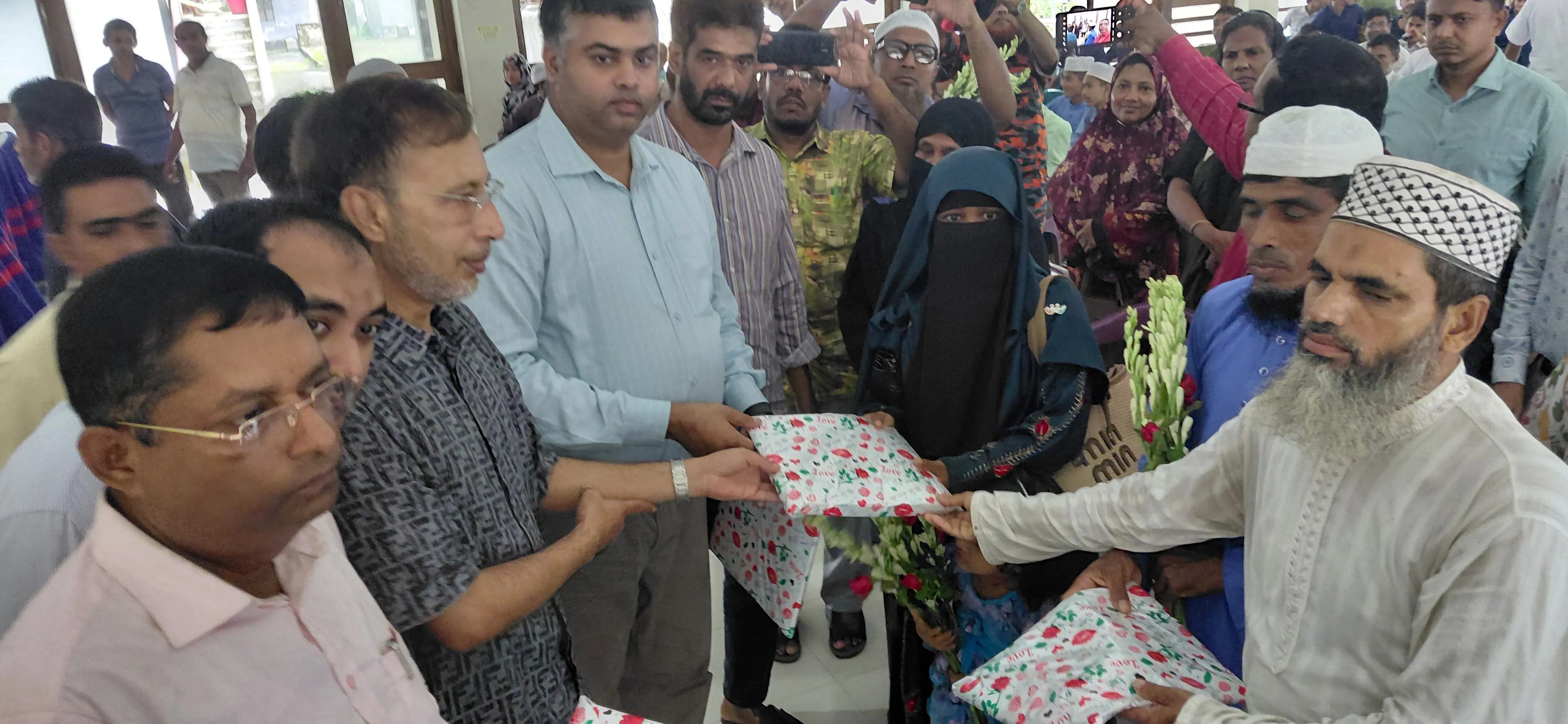কচুয়ায় জুলাই গণঅভ্যুত্থান দিবসে জেবি গ্রুপের পক্ষ থেকে উপহার প্রদান