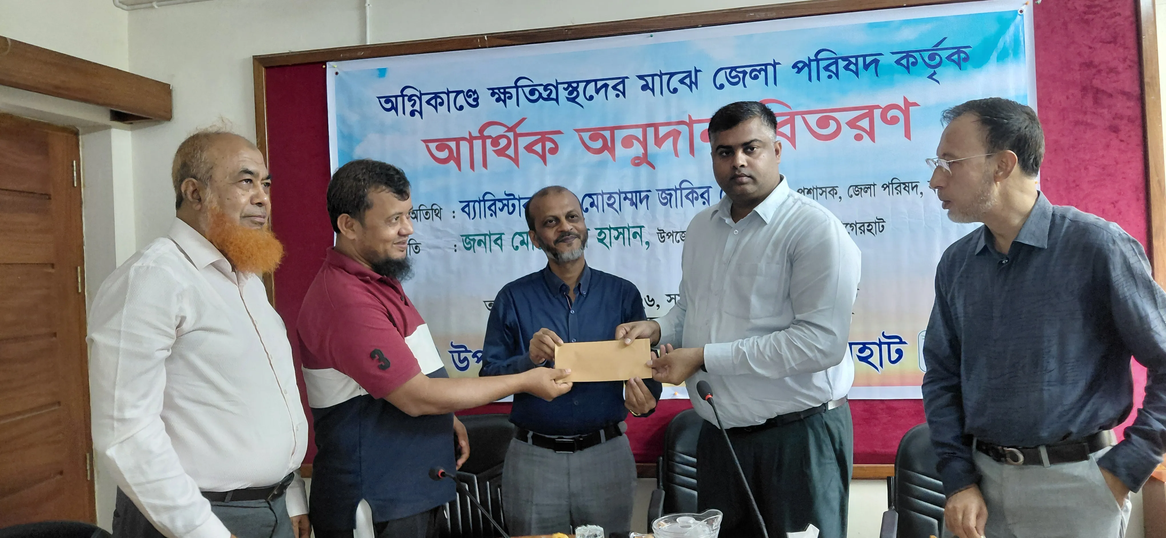 কচুয়ায় অগ্নিকাণ্ডে ক্ষতিগ্রস্তদের মাঝে অনুদানের অর্থ তুলে দেন-ব্যারিস্টার শেখ মোহাম্মদ জাকির