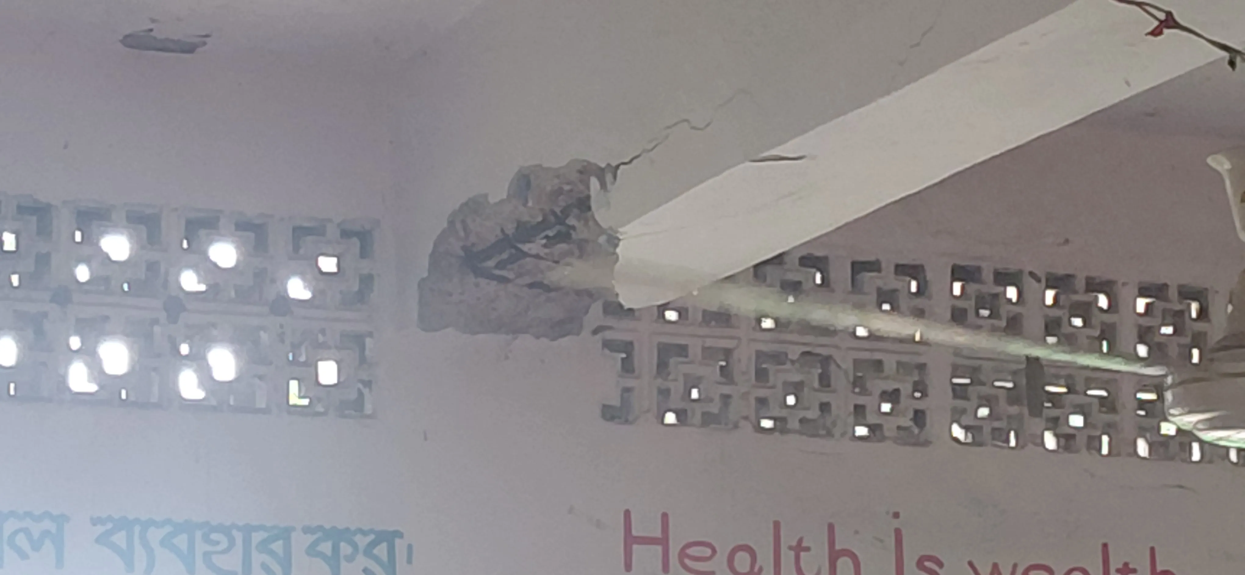 বড় ধরনের দুর্ঘটনা থেকে রক্ষা পেল মাদারতলা প্রাথমিক বিদ্যালয়ের শিক্ষার্থীরা: জরুরি ভিত্তিতে নতুন ভবনের দাবি